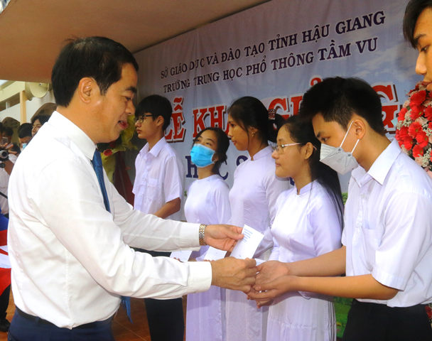 2; Đồng chí Nghiêm Xuân Thành, Ủy viên Trung ương Đảng, Bí thư Tỉnh ủy, trao học bổng cho học sinh Trường THPT THPT Tầm Vu (Ảnh: Cao Oanh).